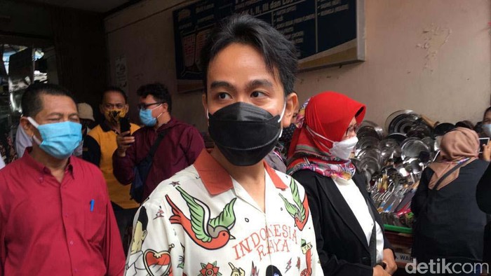 Setelah dilantik sebagai Wali Kota Solo, Gibran Rakabuming Raka meninjau lokasi vaksinasi Corona atau COVID-19 di Pasar Gede. Vaksinasi untuk pedagang akan dimulai besok.