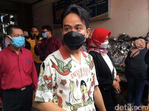Lepas Baju Dinas, Gibran Blusukan ke Pasar Gede Solo