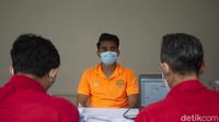 Mereka yang telah hadir lebih dulu mendaftar ulang di ruang terbuka Istora. Setelah itu mereka akan melewati screening awal sebelum akhirnya divaksinasi.