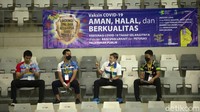 Mereka menjaga jarak saat menunggu divaksin.