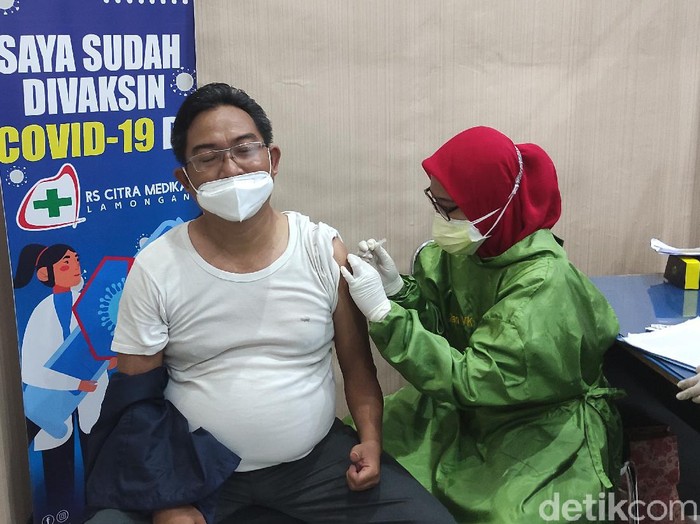 Jurnalis di Lamongan mulai menjalani vaksinasi COVID-19 hari ini. Selain jurnalis, vaksinasi tahap dua dosis pertama yang sudah berlangsung selama tiga hari ini juga menyasar petugas pelayanan publik, pedagang hingga pengelola pasar.