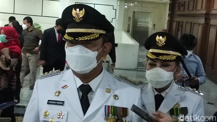 Wali Kota Semarang Hendrar Prihadi  dan Wakilnya Hevearita Gunaryanti Rahayu usai pelantikan periode kedua di Semarang, Jumat (26/2/2021).