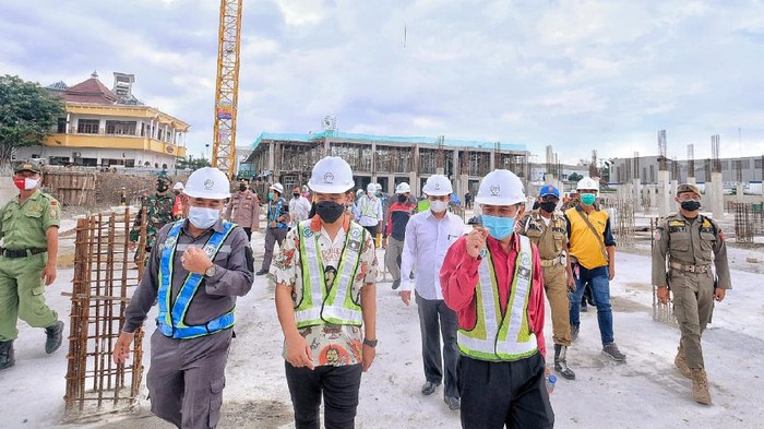 Wali Kota Solo Gibran Rakabuming Raka mengecek proyek Pasar Legi, Jumat (26/2/2021).