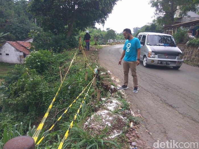Warga Bandung Barat ancam blokade jalan yang rusak akibat proyek KCIC