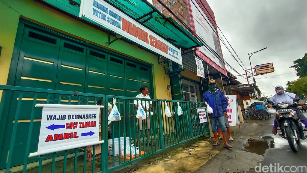 Di Warung Sedekah Ini Bisa Ambil Nasi Bungkus Gratis