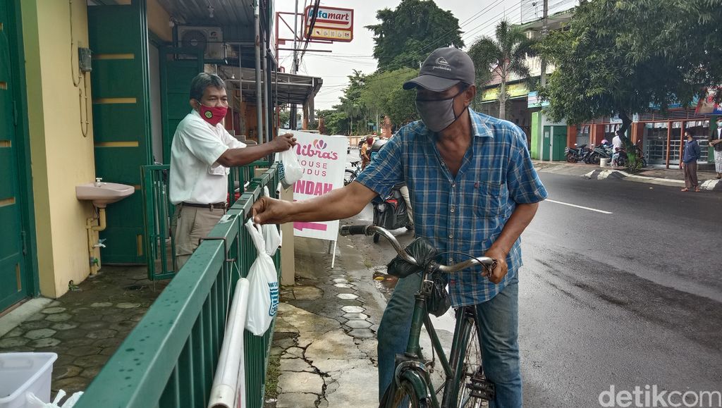 Di Warung Sedekah Ini Bisa Ambil Nasi Bungkus Gratis