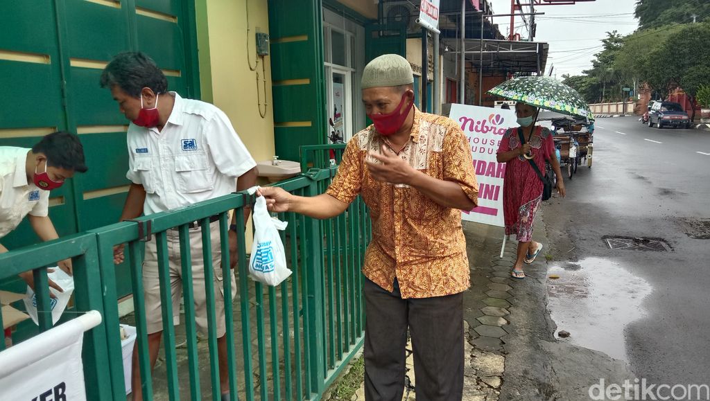 Di Warung Sedekah Ini Bisa Ambil Nasi Bungkus Gratis