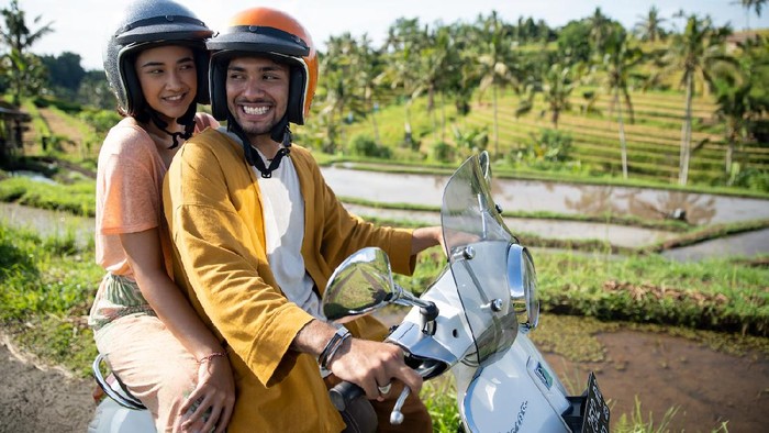 A PERFECT FIT (L to R) YAYU A.W. UNRU as PAK KETUT, NADYA ARINA as SASKI, and REFAL HADY as RIO in A PERFECT FIT Cr. GOEN GUY GUNAWAN/NETFLIX © 2021