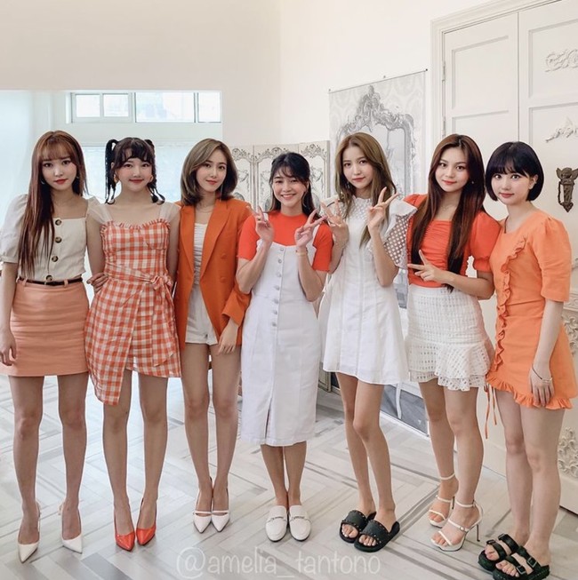 Dikenal sebagai content creator, Amelia Tantono dipercaya Shopee menjadi MC acara yang mengundang GOT7, GFRIEND, dan Stray Kids. Ini fotonya dalam baju serba oranye bersama grup GFRIEND. Foto: Dok. Pribadi Amelia Tantono