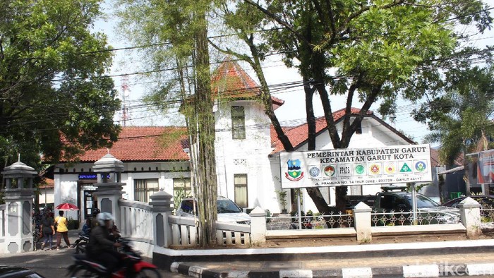 Kantor camat di Garut tempati bangunan peninggalan zaman Belanda.