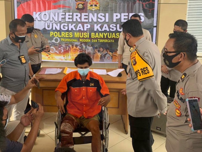 Bintang alias Sutarwan, pembunuh bayaran dihadiahi tembakan di kaki kanan oleh polisi