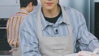 Selain jago nyanyi dan dance, Chanyeol juga suka belajar membuat kue. Dengan penampilan kecenya yang bikin penggemar salting, ini gayanya saat tengah membuat kue. Foto: Instagram/Pin