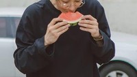 Agar tetap sehat dan bugar, disela-sela kesibukannya Chanyeol selalu memastikan asupan buah untuk dirinya. Di antara banyaknya buah, Chanyeol paling suka semangka. Foto: Instagram/Pin