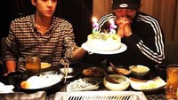 Rayakan ulang tahun dengan sesama member EXO, Sehun, Chanyeol dapat kejutan manis berupa kue ulang tahun lengkap dengan lilin angka 25. Mereka terlihat menikmati makan malam. Foto: Instagram/Pin