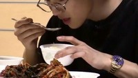 Tak takut gemuk, Chanyeol tak bisa lepas dari nasi. Dia paling suka menyantap nasi putih hangat dengan tambahan sayur dan makanan tradisional khas Korea lainnya. Foto: Instagram/Pin