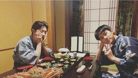 Masih dengan Sehun, Chanyeol pamer foto mereka berdua saat tengah makan malam di restoran bernuansa Jepang. Lengkap dengan aneka seafood yang mereka pesan seperti kepiting utuh berukuran besar. Foto: Instagram/Pin