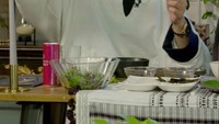 Rajin makan sayur, tak heran nih Chanyeol punya tubuh yang proporsional dan sehat. Agar lebih enak, sayur disantap dengan tambahan daging panggang. Foto: Instagram/Pin