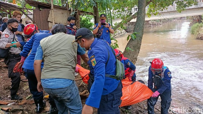Evakuasi temuan mayat di Pesanggrahan, Jaksel.