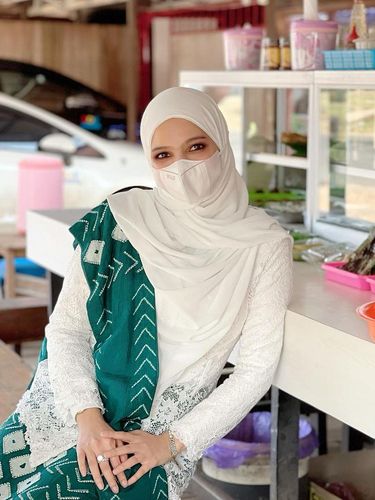 Gaya hijab Vivi Zubedi dampingi suaminya saat pelantikan.
