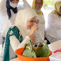 5. Vivi ZubediTak hanya artis, desainer cantik juga ada yang menjadi istri pejabat. Desainer hijab Vivi Zubedi bersuamikan Aditya Mufti Ariffin yang baru saja dilantik sebagai Wali Kota Banjarbaru. Wanita yang pernah memamerkan karyanya di New York itu kedapatan pakai baju berpotongan kebaya. Foto: Dok. Instagram @vivizubedidaily.