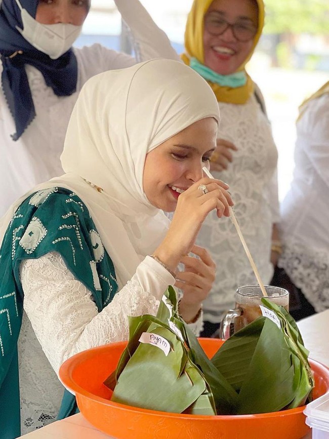 5. Vivi ZubediTak hanya artis, desainer cantik juga ada yang menjadi istri pejabat. Desainer hijab Vivi Zubedi bersuamikan Aditya Mufti Ariffin yang baru saja dilantik sebagai Wali Kota Banjarbaru. Wanita yang pernah memamerkan karyanya di New York itu kedapatan pakai baju berpotongan kebaya. Foto: Dok. Instagram @vivizubedidaily.