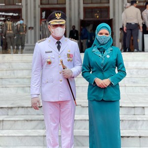 Gaya Hijab Desainer Vivi Zubedi Dampingi Suami Jadi Walikota Banjar Baru