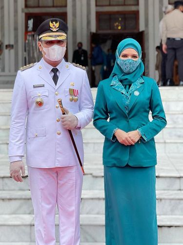 Gaya hijab Vivi Zubedi dampingi suaminya saat pelantikan.