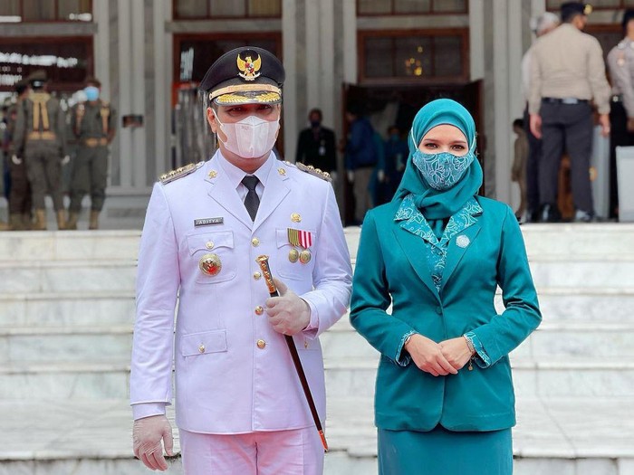 Gaya hijab Vivi Zubedi dampingi suaminya saat pelantikan. Gaya hijab Vivi Zubedi dampingi suaminya saat pelantikan.
