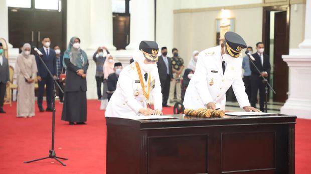 Gubernur Banten Wahidin Halim melantim dua kepala daerah hasil Pilkada 2020. Ist