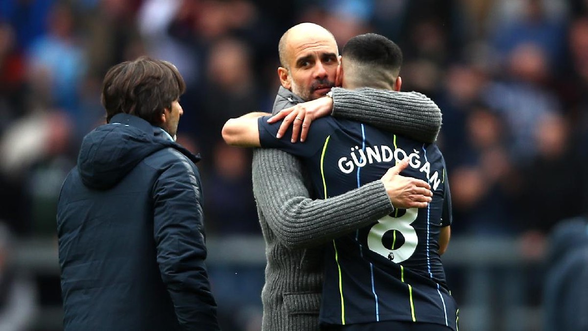 Gelandang Man City Ilkay Guendogan mengungkap perbedaan Pep Guardiola dengan Juergen Klopp. Foto: Getty Images/Clive Brunskill