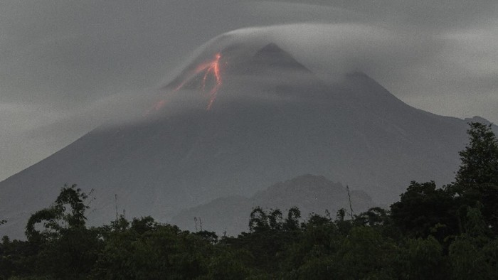 Guguran lava pijar terlihat dari Desa Hargobinangun, Pakem, Sleman, DI Yogyakarta, Sabtu (27/2/2021). Menurut data Balai Penyelidikan dan Pengembangan Teknologi Kebencanaan Geologi (BPPTKG) periode pengamatan pukul 18.00 WIB (26/2) - 06.00 WIB (27/2) telah terjadi 42 kali guguran lava pijar dengan jarak luncur maksimal 1.800 meter ke arah barat daya. ANTARA FOTO/Hendra Nurdiyansyah/aww.