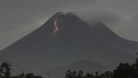 Guguran lava pijar terlihat dari Desa Hargobinangun, Pakem, Sleman, DI Yogyakarta, Sabtu (27/2/2021). 