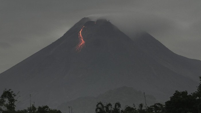 GUGURAN LAVA PIJAR GUNUNG MERAPI Guguran lava pijar terlihat dari Desa Hargobinangun, Pakem, Sleman, DI Yogyakarta, Sabtu (27/2/2021). Menurut data Balai Penyelidikan dan Pengembangan Teknologi Kebencanaan Geologi (BPPTKG) periode pengamatan pukul 18.00 WIB (26/2) - 06.00 WIB (27/2) telah terjadi 42 kali guguran lava pijar dengan jarak luncur maksimal 1.800 meter ke arah barat daya. ANTARA FOTO/Hendra Nurdiyansyah/aww.