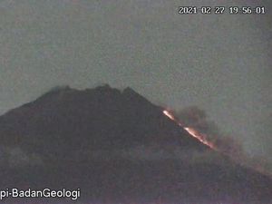 Gunung Merapi Erupsi Luncurkan Awan Panas Sejauh 1 Km Malam Ini