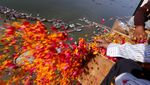 Hujan Kelopak Bunga di Sungai Gangga India