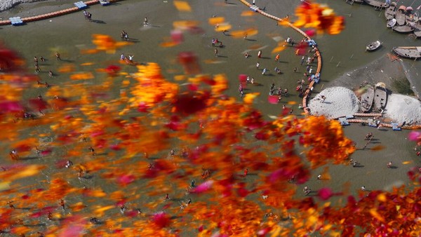Meskipun India memiliki jumlah kasus virus Corona tertinggi kedua di dunia - dan lebih dari 150.000 kematian - virus mematikan itu tidak menghentikan umat Hindu untuk melakukan ziarah. Meskipun India memiliki jumlah kasus virus Corona tertinggi kedua di dunia - dan lebih dari 150.000 kematian - virus mematikan itu tidak menghentikan umat Hindu untuk melakukan ziarah.