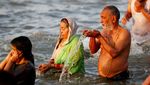 Foto: Kumbh Mela, Mandi Massal yang Bikin Tsunami COVID di India