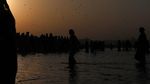 Hujan Kelopak Bunga di Sungai Gangga India
