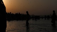 Diakui sebagai warisan budaya oleh UNESCO pada 2017, Kumbh Mela terakhir di Allahabad pada 2019 menarik sekitar 55 juta orang selama 48 hari. Tahun ini, mulai Kamis (14/1), Haridwar di India utara menjadi tuan rumah, dan beberapa juta orang diperkirakan akan memadati kota suci di negara bagian Uttarakhand selama tujuh minggu mendatang.