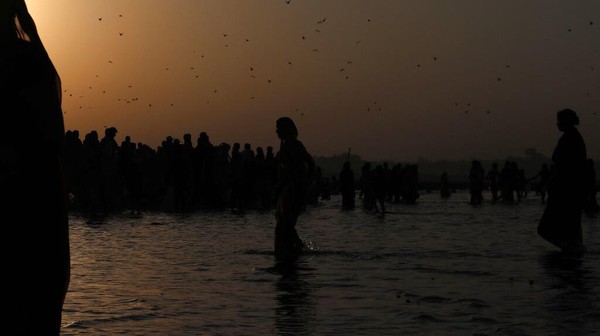 Diakui sebagai warisan budaya oleh UNESCO pada 2017, Kumbh Mela terakhir di Allahabad pada 2019 menarik sekitar 55 juta orang selama 48 hari. Tahun ini, mulai Kamis (14/1), Haridwar di India utara menjadi tuan rumah, dan beberapa juta orang diperkirakan akan memadati kota suci di negara bagian Uttarakhand selama tujuh minggu mendatang. Diakui sebagai warisan budaya oleh UNESCO pada 2017, Kumbh Mela terakhir di Allahabad pada 2019 menarik sekitar 55 juta orang selama 48 hari. Tahun ini, mulai Kamis (14/1), Haridwar di India utara menjadi tuan rumah, dan beberapa juta orang diperkirakan akan memadati kota suci di negara bagian Uttarakhand selama tujuh minggu mendatang.