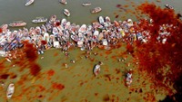 Ini momen hujan kelopak bunga di Sungai Gangga, India.