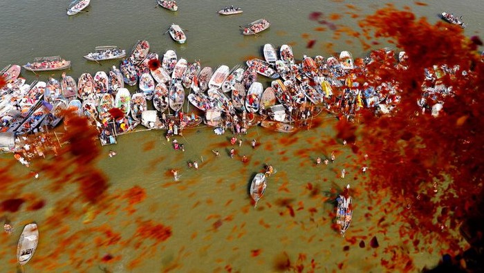 Hindu devotees gather to perform rituals at the Sangam, the confluence of the rivers Ganges, Yamuna and the mythical Saraswati on Maghi Purnima, or the full-moon day of the month during the annual traditional fair of 
