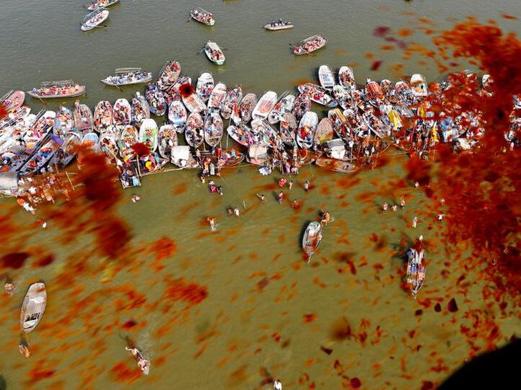 Hujan Kelopak Bunga di Sungai Gangga India