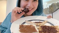 Wanita berdarah Belanda, Tionghoa dan Jawa ini juga termasuk wanita yang doyan banget ngemil. Lihat saja posenya saat memegang piring berisi roti tawar bertabur cokelat. Yummy!Foto: instagram @chafrederica