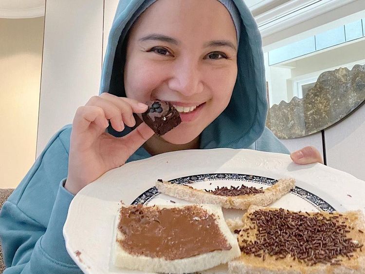 Jadi Istri Bupati Kendal, Intip Cantiknya Chacha Frederica Saat Belanja dan Makan Kue