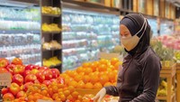 Berdiri di depan boks isi jeruk, tampaknya Chacha mau borong jeruk segar di supermarket. Wah hati-hati kalap belanja.  Foto: instagram @chafrederica