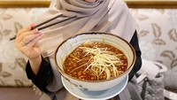 Penggemar berat mie ini punya banyak momen makan mie. Salah satunya saat ia menyantap semangkuk mie di salah satu mal di Jakarta. Chacha juga bertanya pada netizen soal mie ayam paling enak di Jakarta.  Foto: instagram @chafrederica