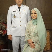 6. Chacha FredericaChacha juga merupakan istri pejabat baru. Ia adalah istri dari Bupati Kendal, Dino Ganindito. Dalam foto yang diunggah, Chacha Frederica tampil anggun saat hari pelantikan. Ia menggunakan baju berbordir cantik dan kerudung bernuansa hijau mint. Foto: instagram @chafrederica
