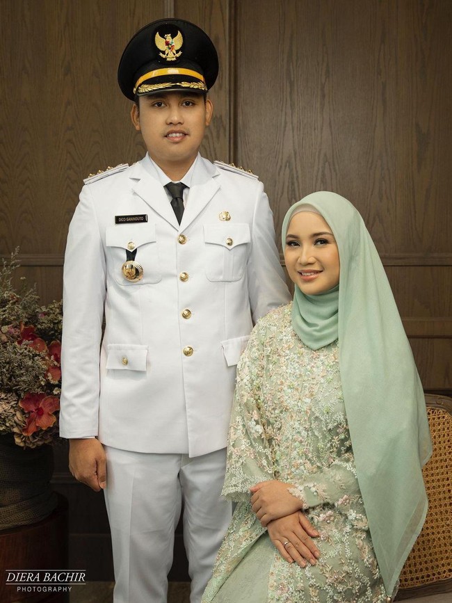 6. Chacha FredericaChacha juga merupakan istri pejabat baru. Ia adalah istri dari Bupati Kendal, Dino Ganindito. Dalam foto yang diunggah, Chacha Frederica tampil anggun saat hari pelantikan. Ia menggunakan baju berbordir cantik dan kerudung bernuansa hijau mint. Foto: instagram @chafrederica