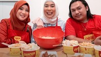 Bersama Keanu dan Fitrop, Chacha lagi asyik ngerumpi sambil makan bubur goreng. Yap, bubur goreng ini salah satu bisnis terbaru Chacha. Kayak apa ya rasanya? Foto: instagram @chafrederica